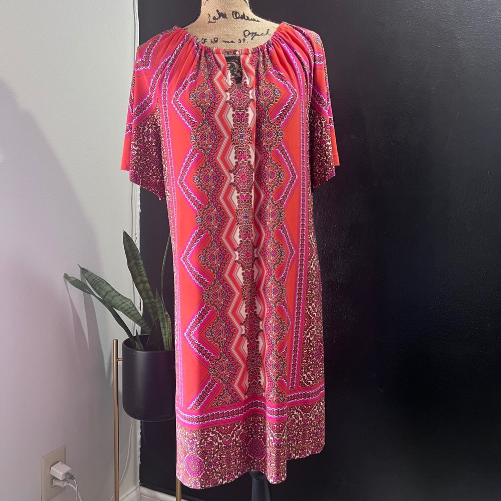 Chicos Pink Orange Geometric Medallion Shift Dress Keyhole Neck Size 1 Medium